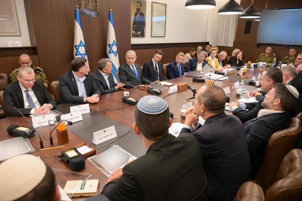 Israele approva l’accordo, a Gaza è in vigore il cessate il fuoco. Netanyahu: “Hamas sarà disarmato a qualsiasi costo”