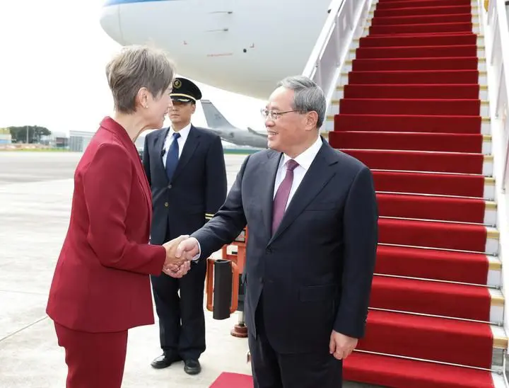 Premier cinese arriva a Singapore per una visita ufficiale Premier cinese arriva a Singapore per una visita ufficiale