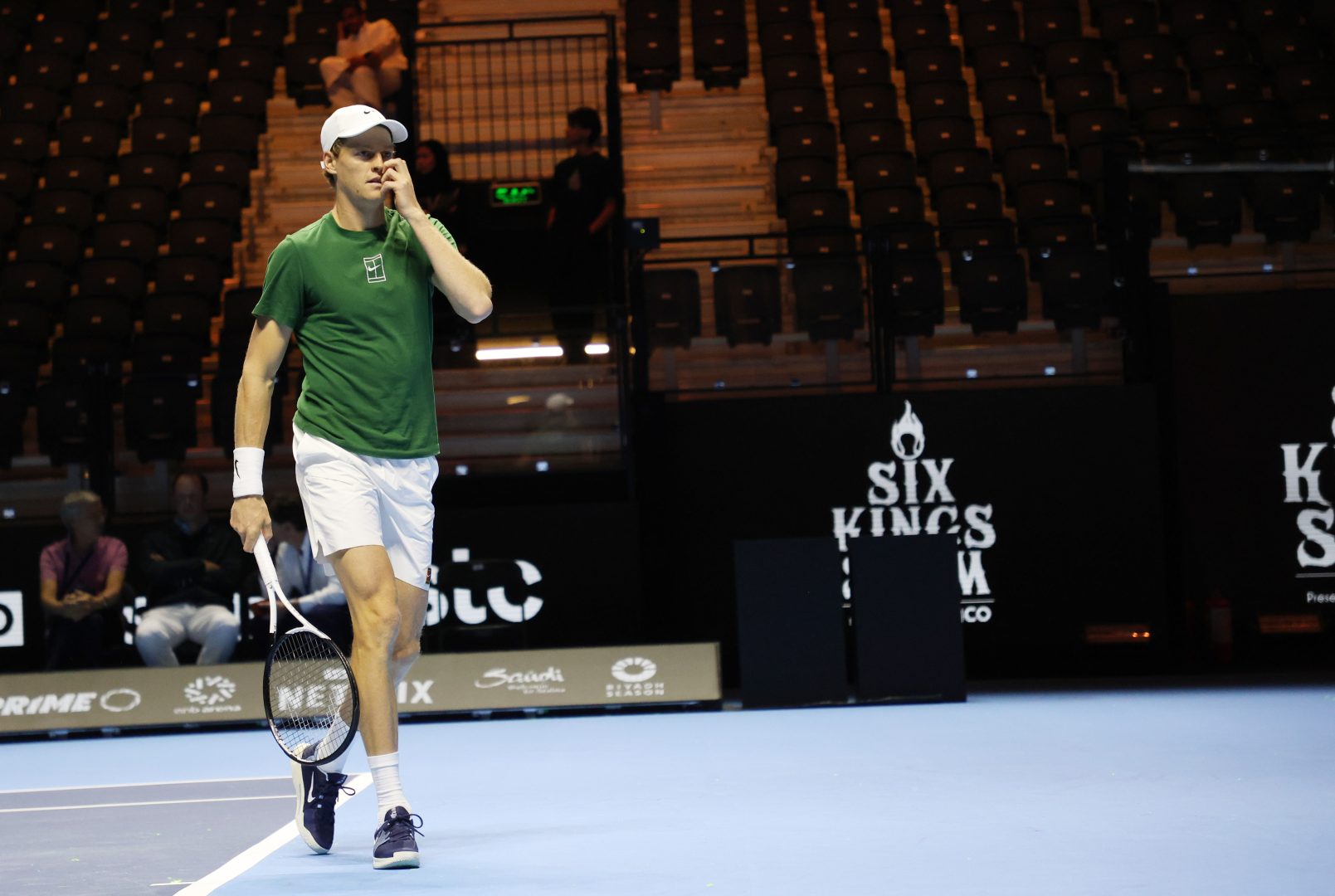 Six Kings Slam, Sinner batte Tsitsipas e vola in semifinale: affronterà Djokovic Six Kings Slam, Sinner batte Tsitsipas e vola in semifinale: affronterà Djokovic