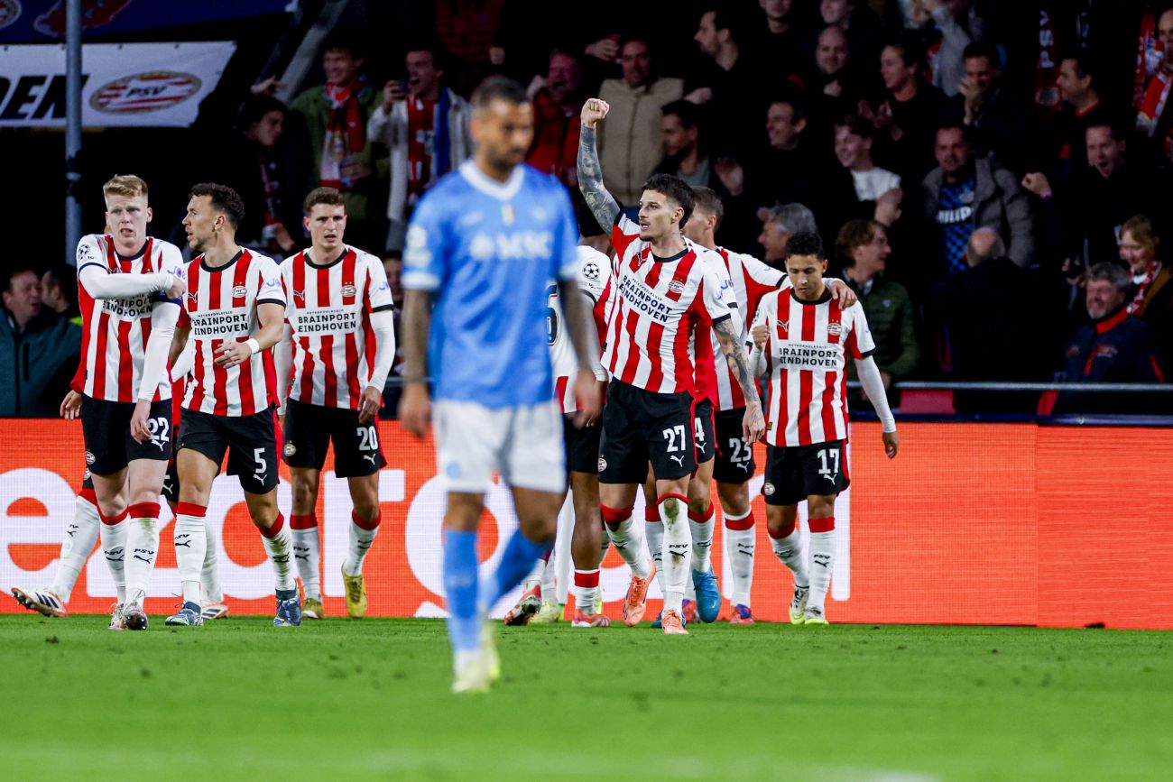 Sconfitta shock del Napoli a Eindhoven, il PSV domina e dilaga per 6 a 2 Sconfitta shock del Napoli a Eindhoven, il PSV domina e dilaga per 6 a 2