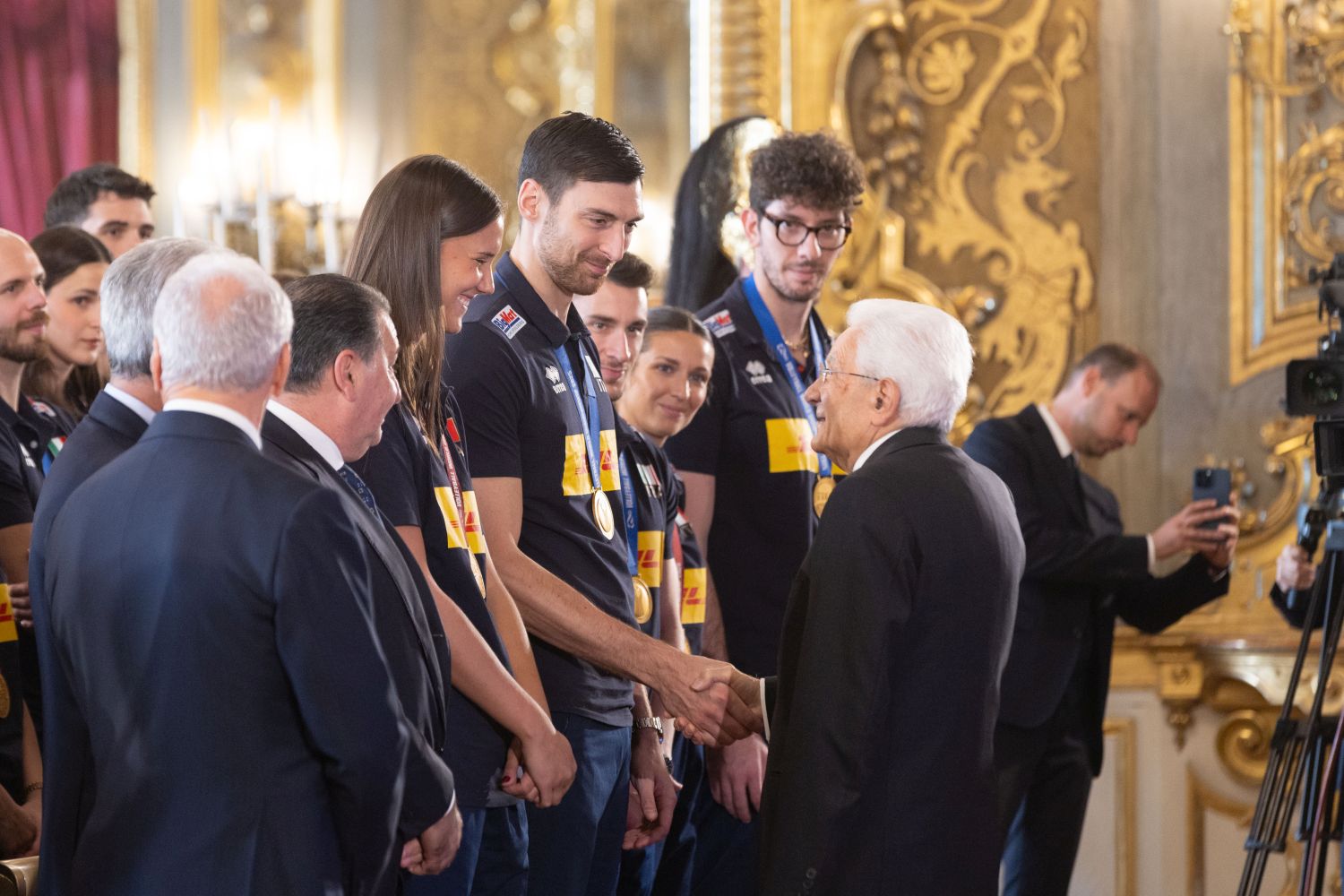 Il volley azzurro al Quirinale e a Palazzo Chigi. Mattarella “Formidabili”, Meloni “Grazie per le emozioni” / Video Il volley azzurro al Quirinale e a Palazzo Chigi. Mattarella “Formidabili”, Meloni “Grazie per le emozioni” / Video