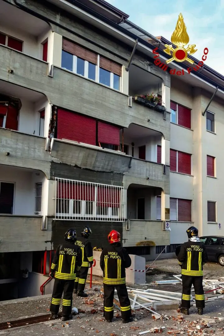 Esplosione in una palazzina nel Torinese, un ferito grave