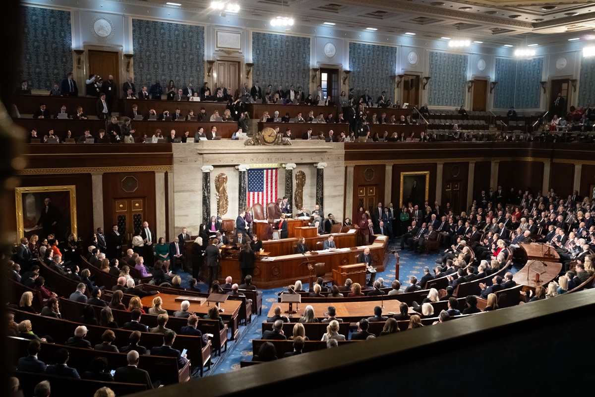 La Camera Usa approva la legge per divulgare i file Epstein, sconfitta per Trump