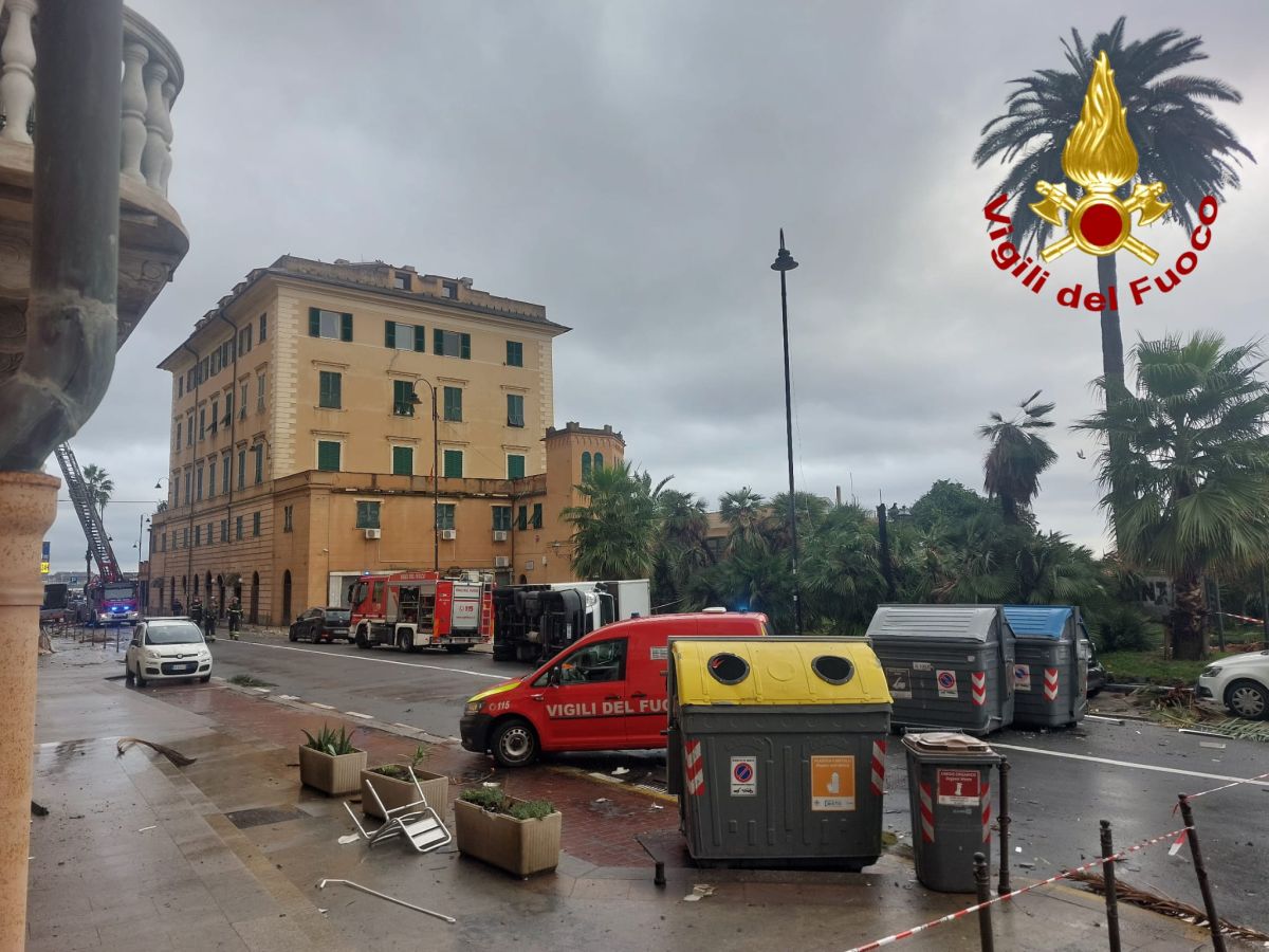 Forti piogge in Liguria, a Genova esondazioni e danni. Falso allarme per tre dispersi