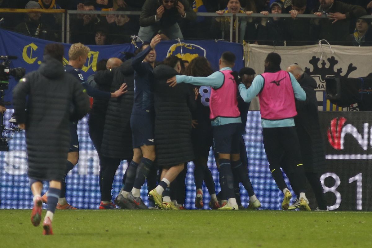 Lazio eroica, resta in 9 ma vince a Parma