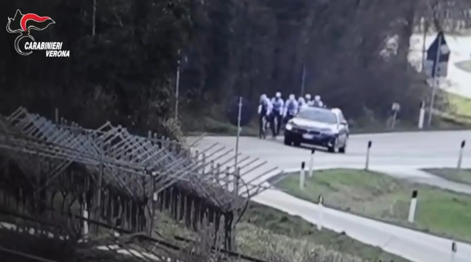 Spara a ciclisti per strada nel Veronese, dietro il gesto avversione verso le bici