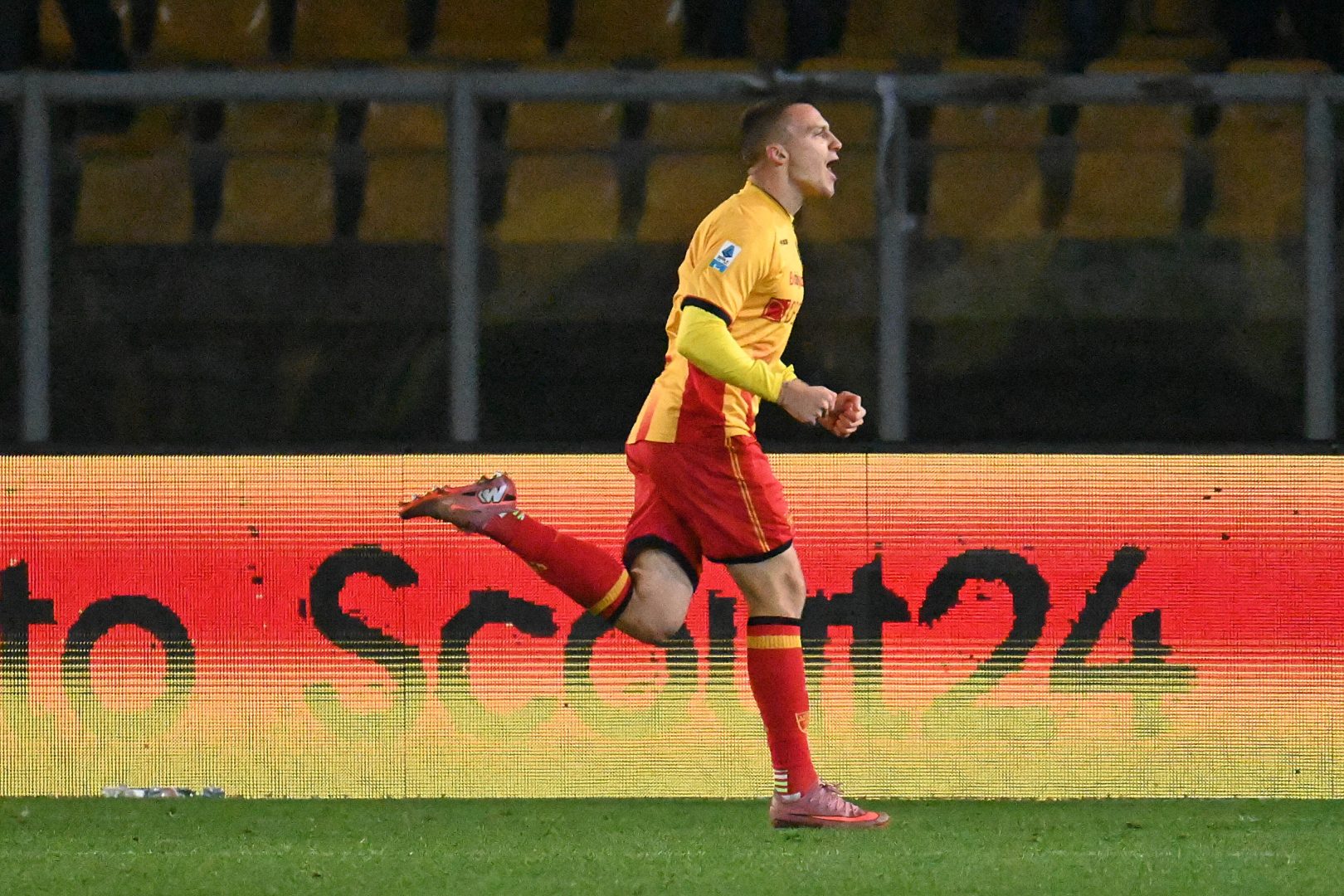 Il primo lampo di Stulic, il Lecce batte il Pisa 1-0