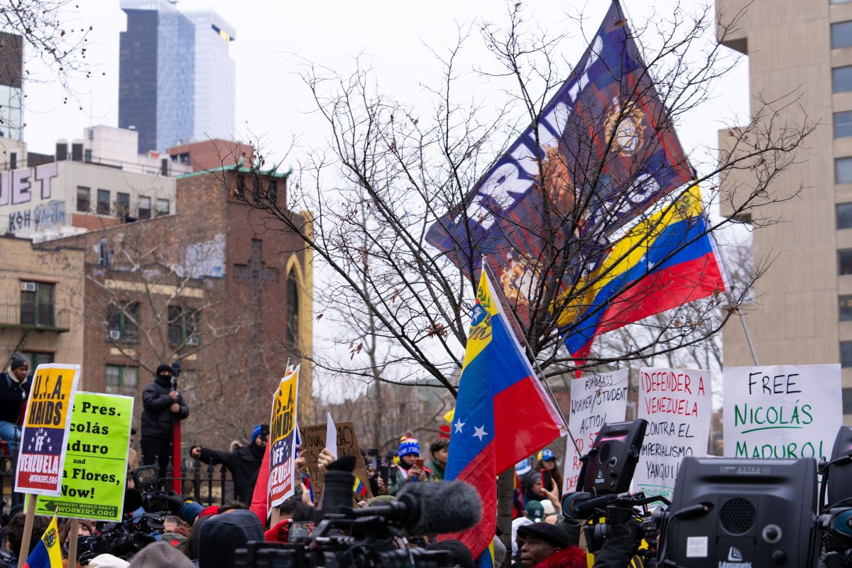 Maduro davanti al giudice di Manhattan, proteste e incertezza strategica di Trump scuotono il mondo