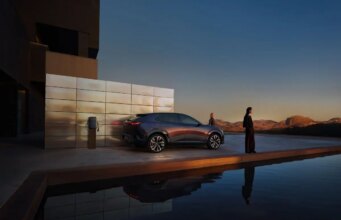 La nuova Mazda CX-6e debutta al MAXXI tra arte, visione e innovazione