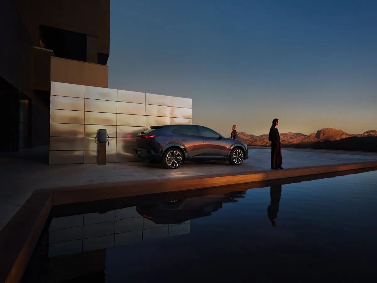 La nuova Mazda CX-6e debutta al MAXXI tra arte, visione e innovazione
