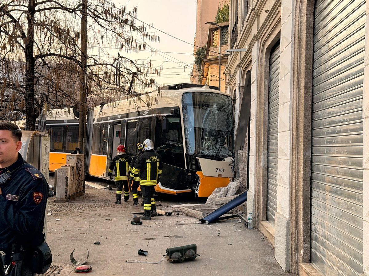 Tram deragliato a Milano. Un morto e 20 feriti