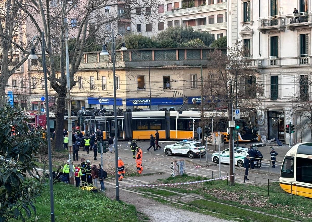 Due vittime e una quarantina di feriti il bilancio del tram deragliato a Milano