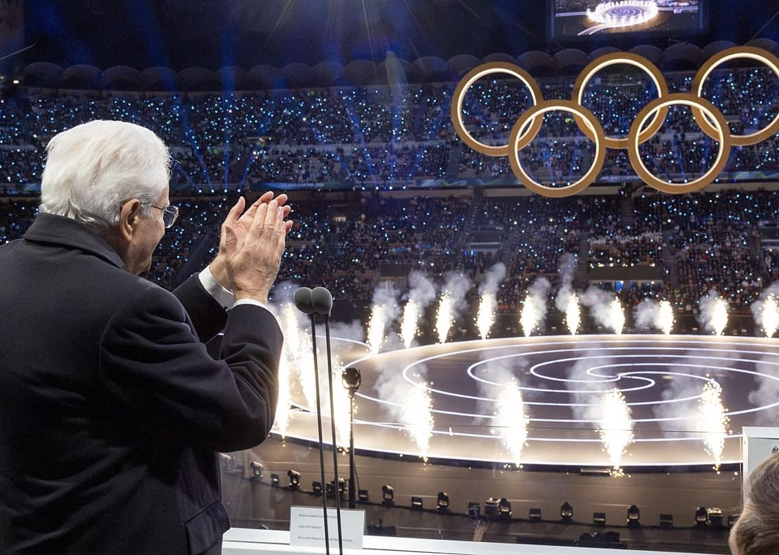 Mattarella dichiara aperti i Giochi di Milano Cortina 2026, accesi per la prima volta due bracieri. A San Siro ovazione per l’Italia Team