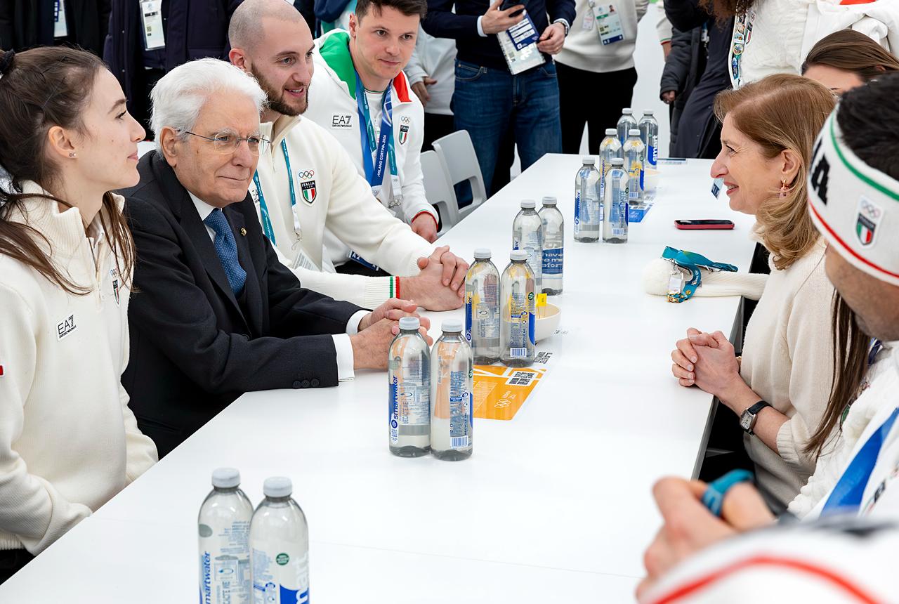 Mattarella a pranzo con gli azzurri, poi la visita a Casa Italia “Le medaglie sono degli atleti, io fortunato a esserci” / Video