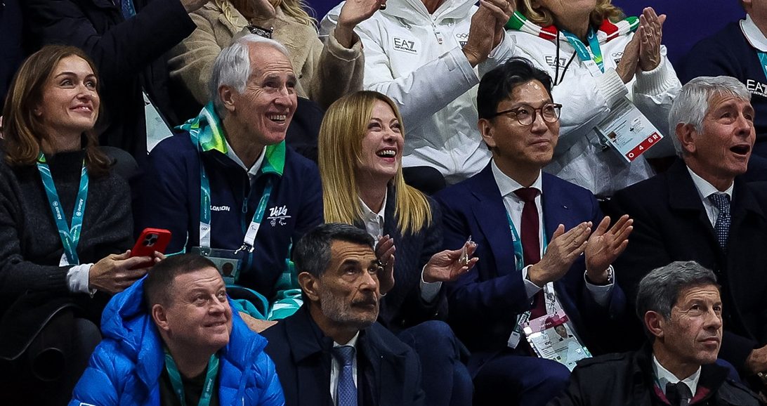 Meloni al Forum di Assago per assistere alla finale di short track: “Emozionata dalle azzurre” / Foto