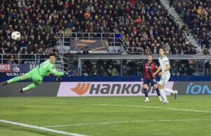 Pellegrini risponde a Bernardeschi, Bologna-Roma 1-1