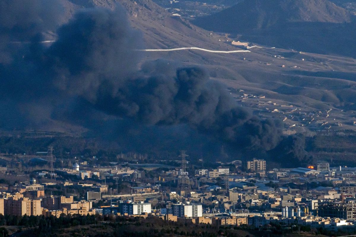 Israele lancia la decima ondata di attacchi su Teheran. Rinviati i funerali di Khamenei. La Turchia: “Abbattuto missile diretto verso di noi”
