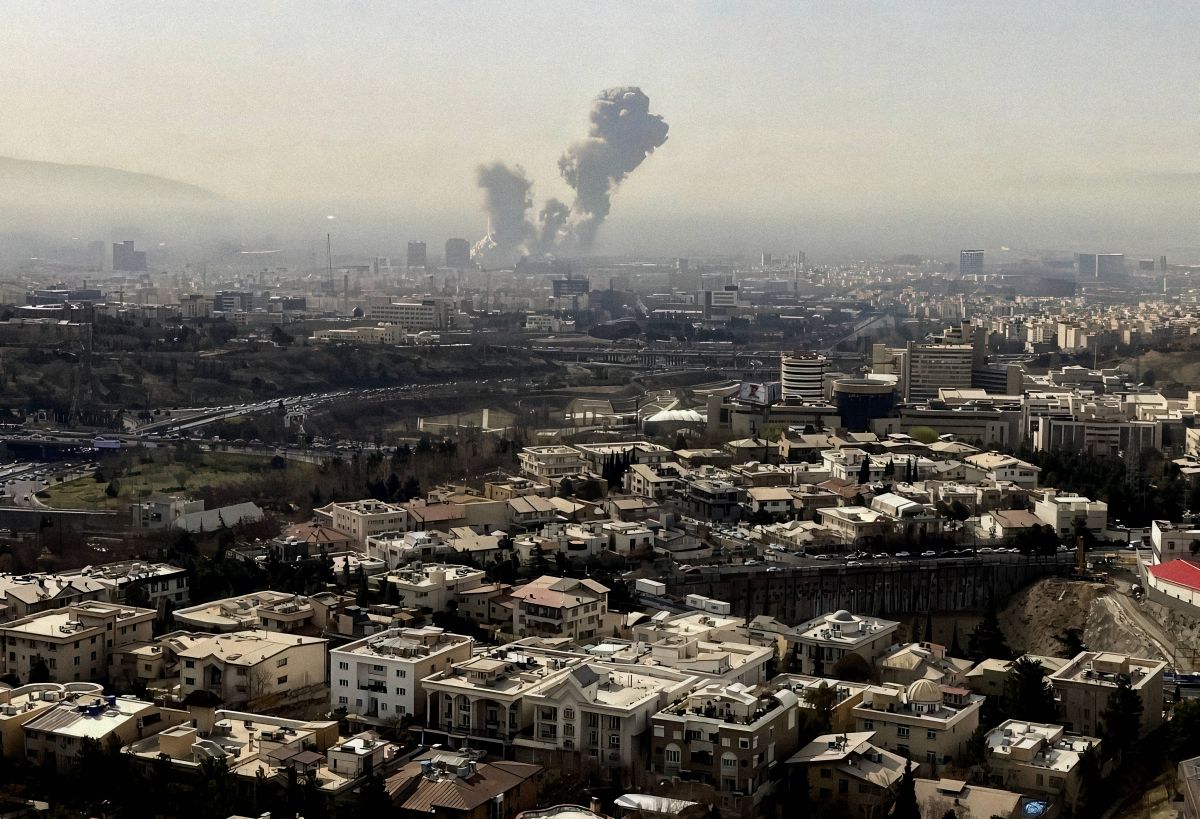 Israele e Usa attaccano l’Iran. Trump “Khamenei è morto, uno dei più malvagi della storia”. Droni sugli aeroporti di Dubai e Abu Dhabi