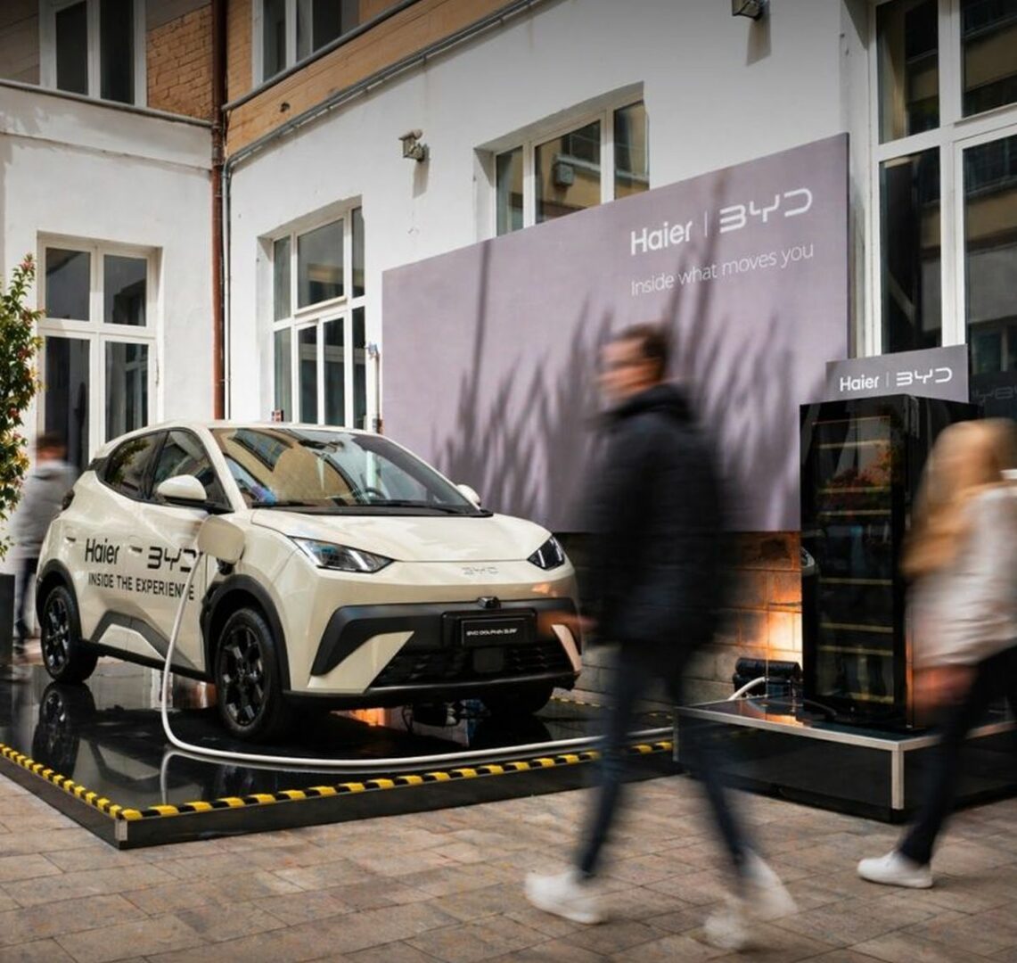 Quando l’auto elettrica fa il bucato, l’ironia BYD alla Milano Design Week
