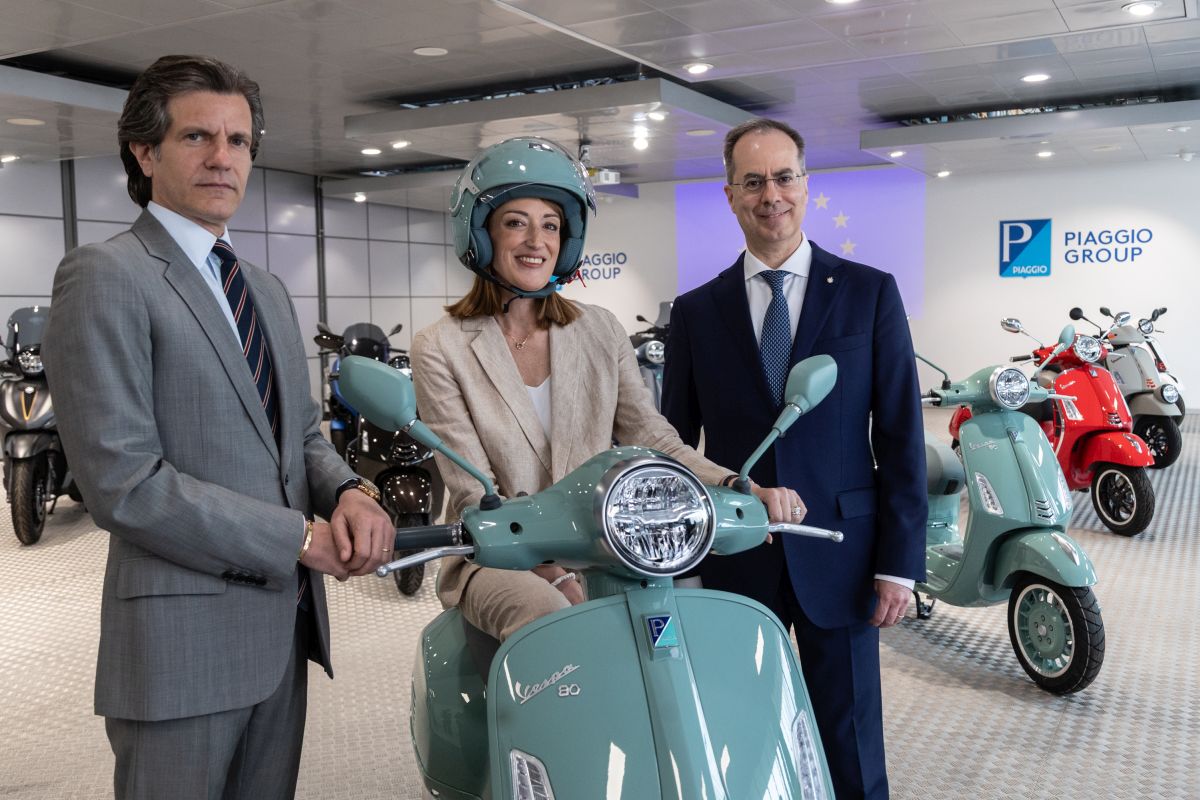 La Presidente del Parlamento Europeo Metsola in visita alla Piaggio