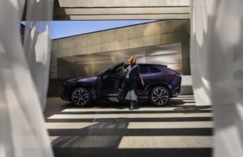 Nuova Mazda CX-6e, al via il tour italiano “Arte in movimento”
