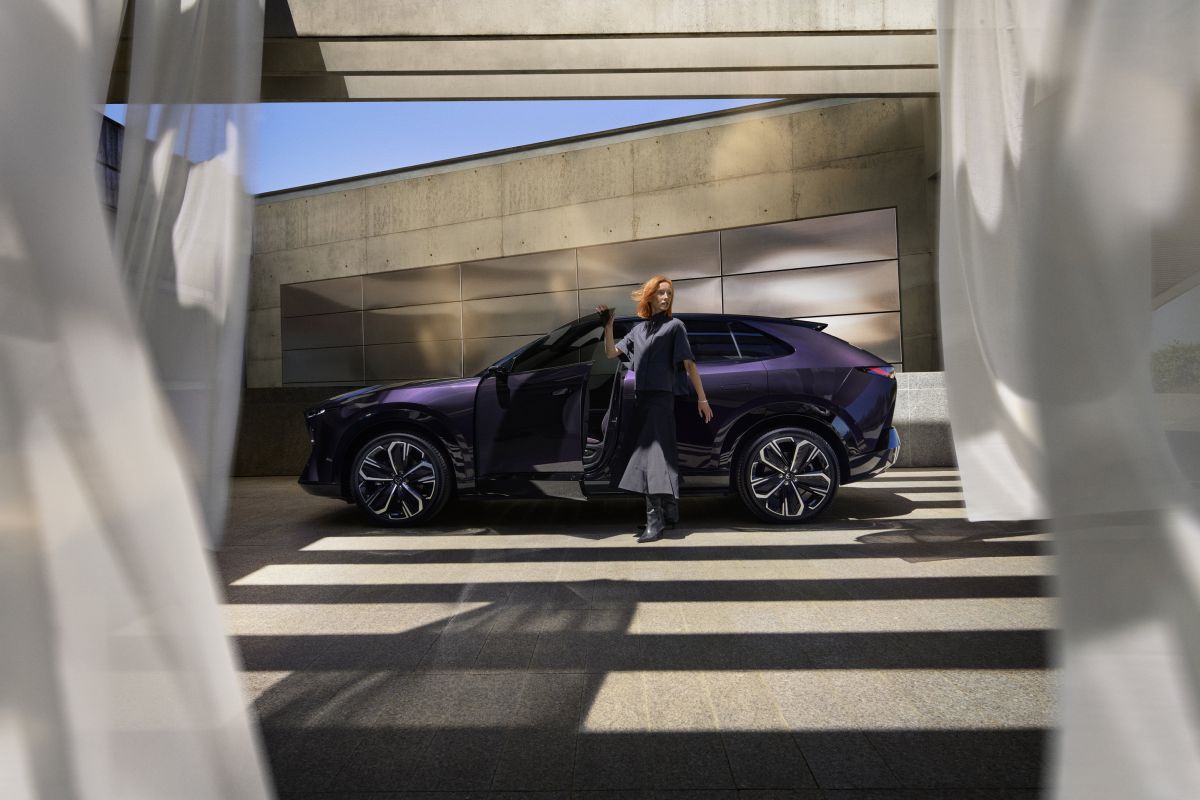Nuova Mazda CX-6e, al via il tour italiano “Arte in movimento”
