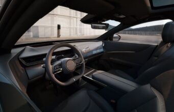 Mazda CX-6e, interni raffinati tra minimalismo e tradizione nipponica