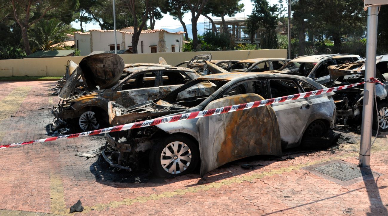 Incendio nel punto vendita di Sicily by Car a Villagrazia di Carini, a fuoco decine di auto a noleggio. Solidarietà da Schifani e Lagalla