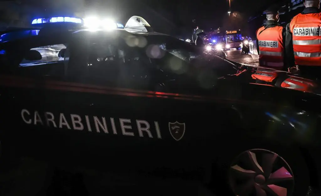 Schianto dopo la fuga al posto di blocco nel Foggiano: morto un 17enne, 4 feriti. Alla guida un altro minorenne