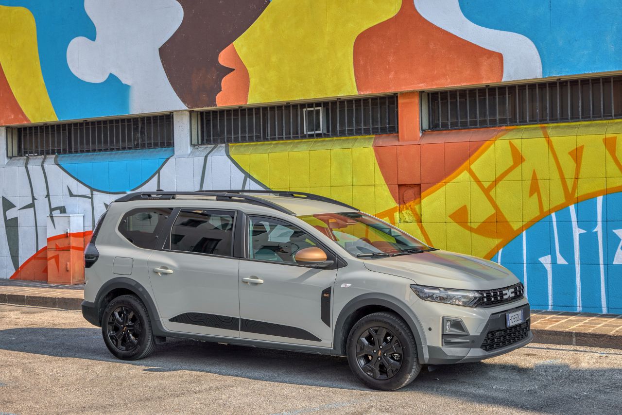 Spazio e versatilità a bordo della Dacia Jogger Hybrid 155