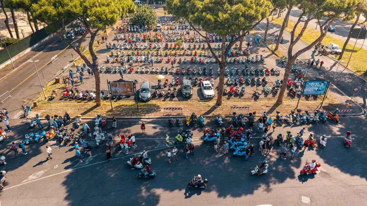 “Vespa Roma 2026 – 80 Years of an Icon” è entrata nel vivo