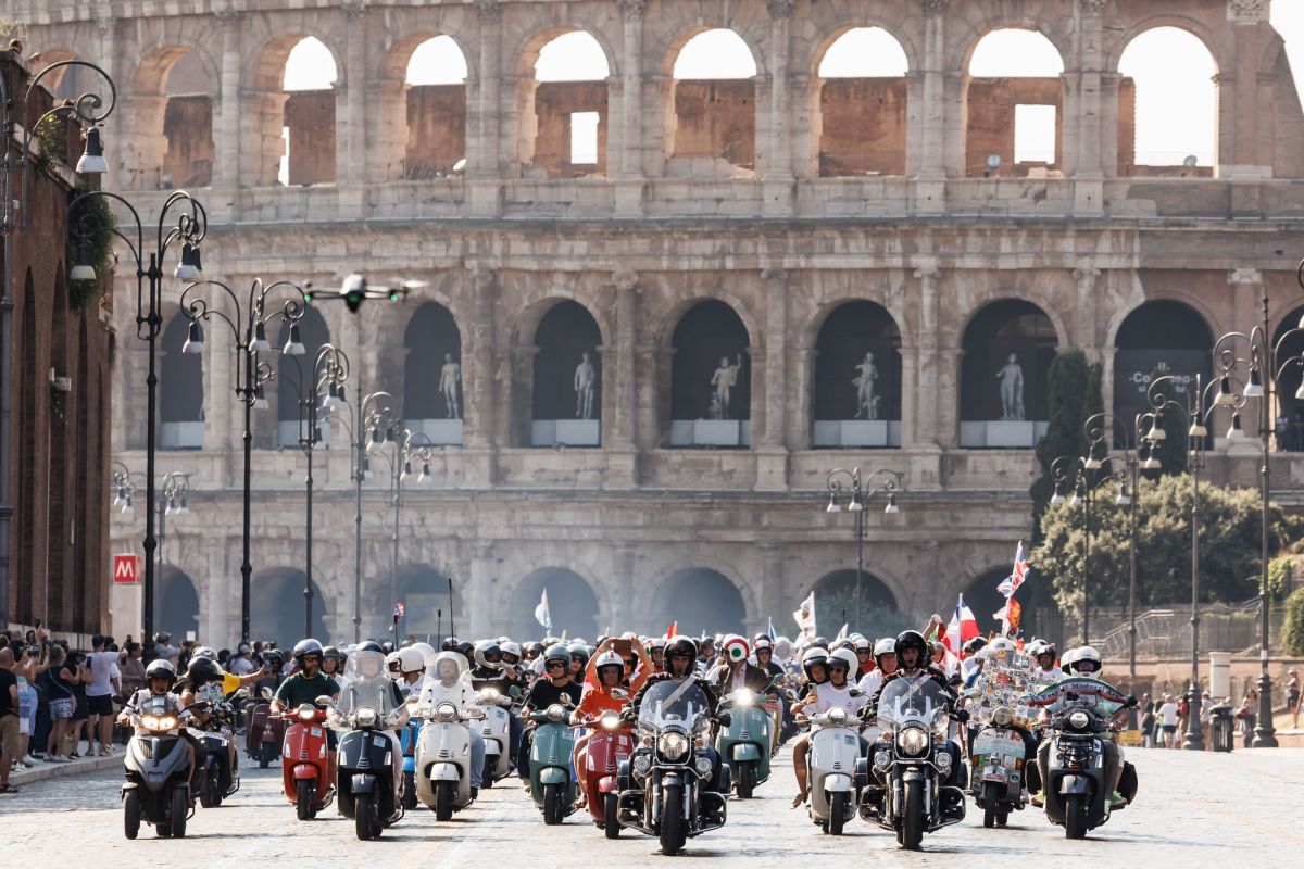 Piaggio, 25.000 Vespa da 67 Paesi sfilano per Roma