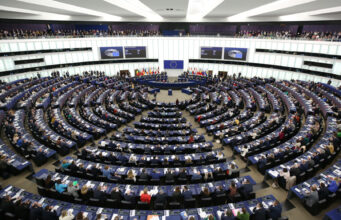 Dal Parlamento Europeo via libera a nuove norme per un settore dell’auto più sostenibile