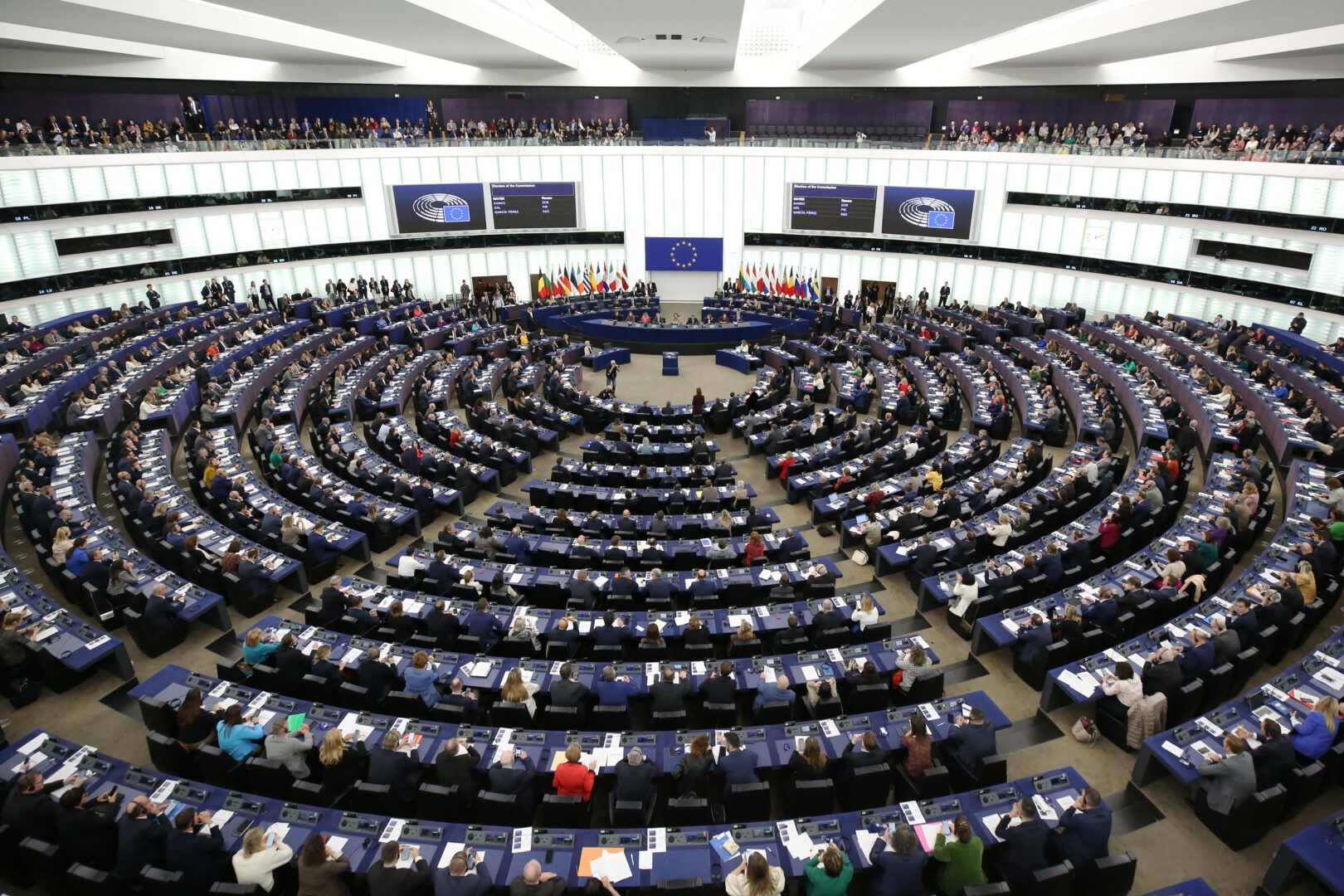Dal Parlamento Europeo via libera a nuove norme per un settore dell’auto più sostenibile