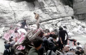 Bus precipita in un burrone in Pakistan, almeno 40 morti