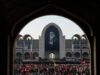 In migliaia a Teheran per la cerimonia funebre di Ali Khamenei
