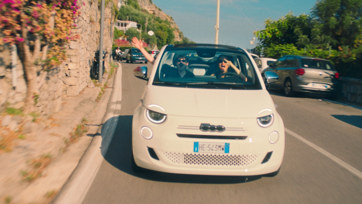 Fiat 500 Hybrid Cabrio Dolcevita protagonista del videoclip estivo di Rovazzi