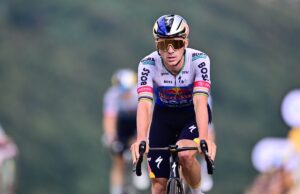 Evenepoel beffa Pogacar e vince la 15esima tappa al Tour, ritiro Vingegaard
