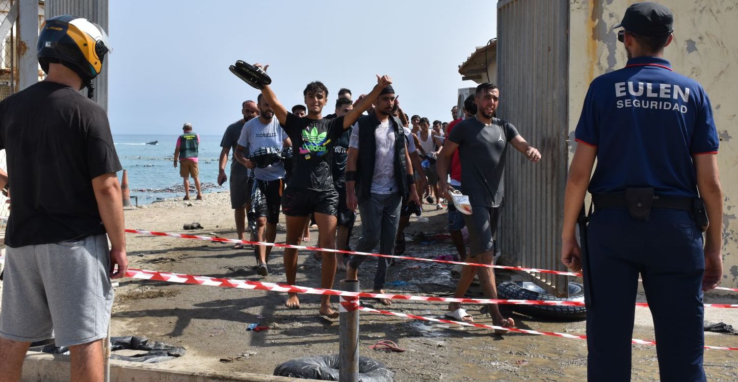 Emergenza migranti a Ceuta, il governo italiano valuta la sospensione di Schengen con la Spagna. Meloni “Pronti a intervenire”