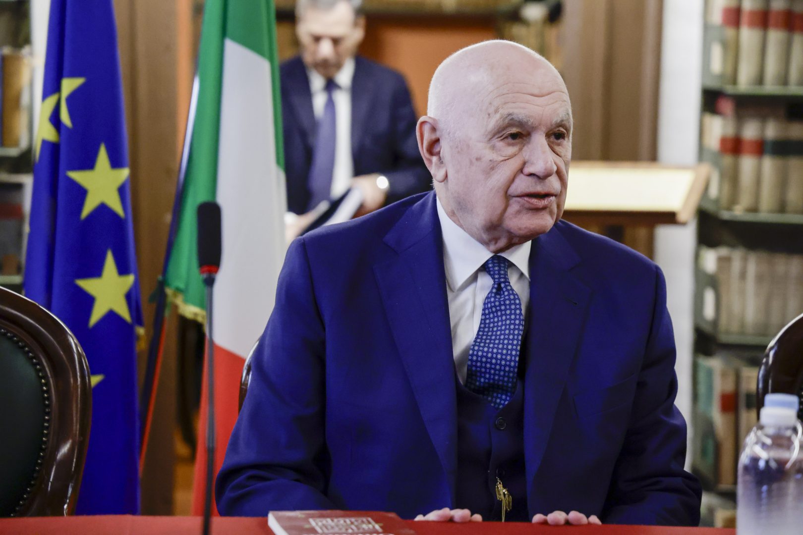 Nordio avvia l’istruttoria per la concessione della grazia a Roggero, Mattarella convoca il ministro: “Spetta al presidente della Repubblica”