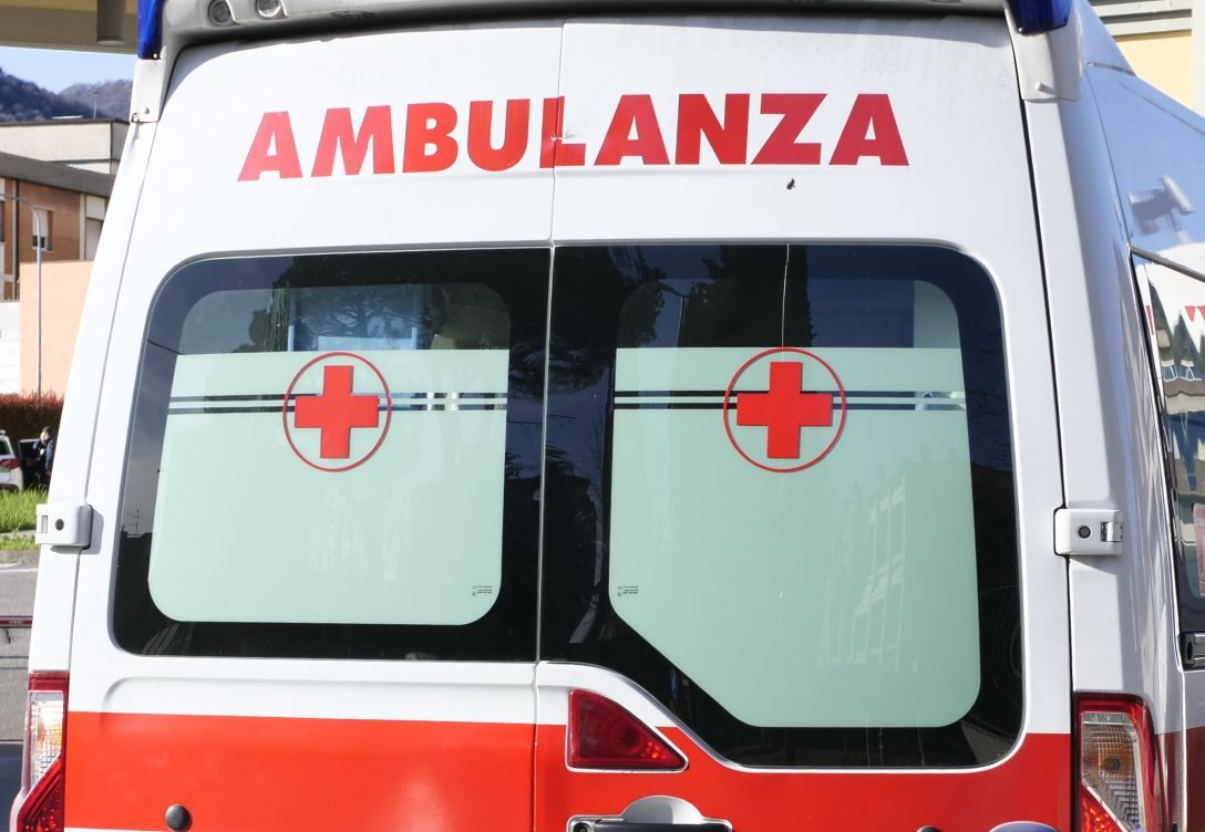 Sardegna, investe con l’auto una coppia e accoltella a morte il ragazzo. Ferita la donna