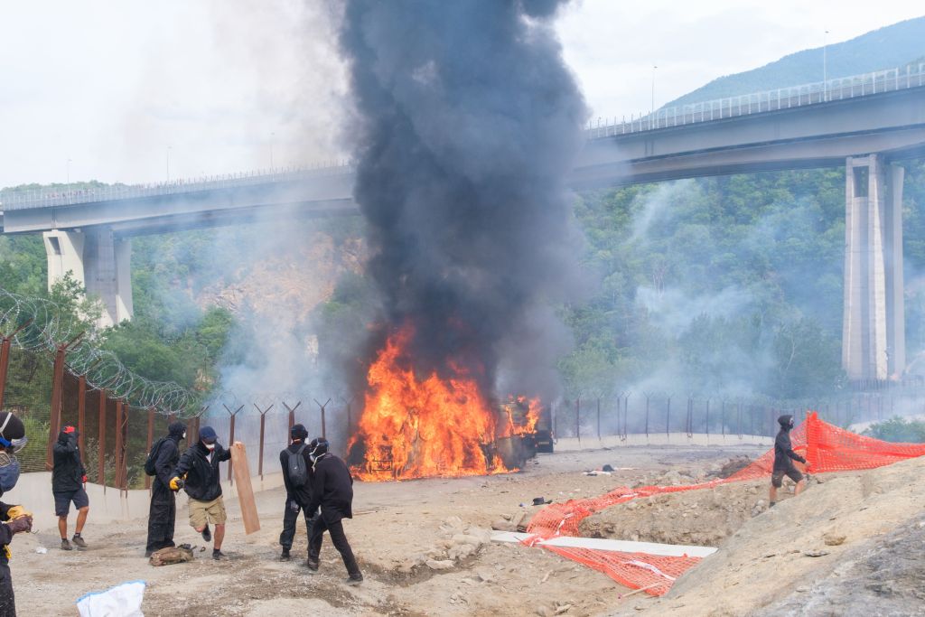 No Tav, assalto a cantiere nel Torinese. Coisp “60 i feriti”. Meloni “La violenza non ci piegherà”. Mattarella “Vicino agli agenti”