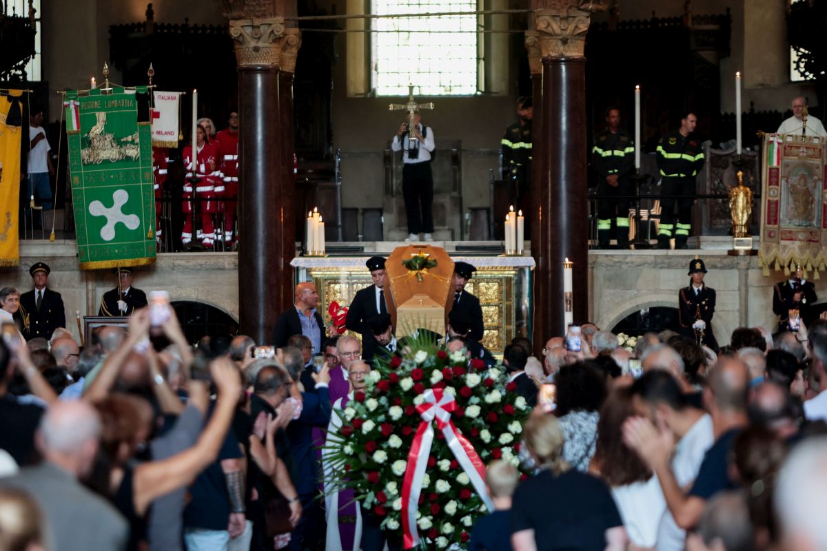 Don Mazzi, a Milano l’addio tra applausi e commozione