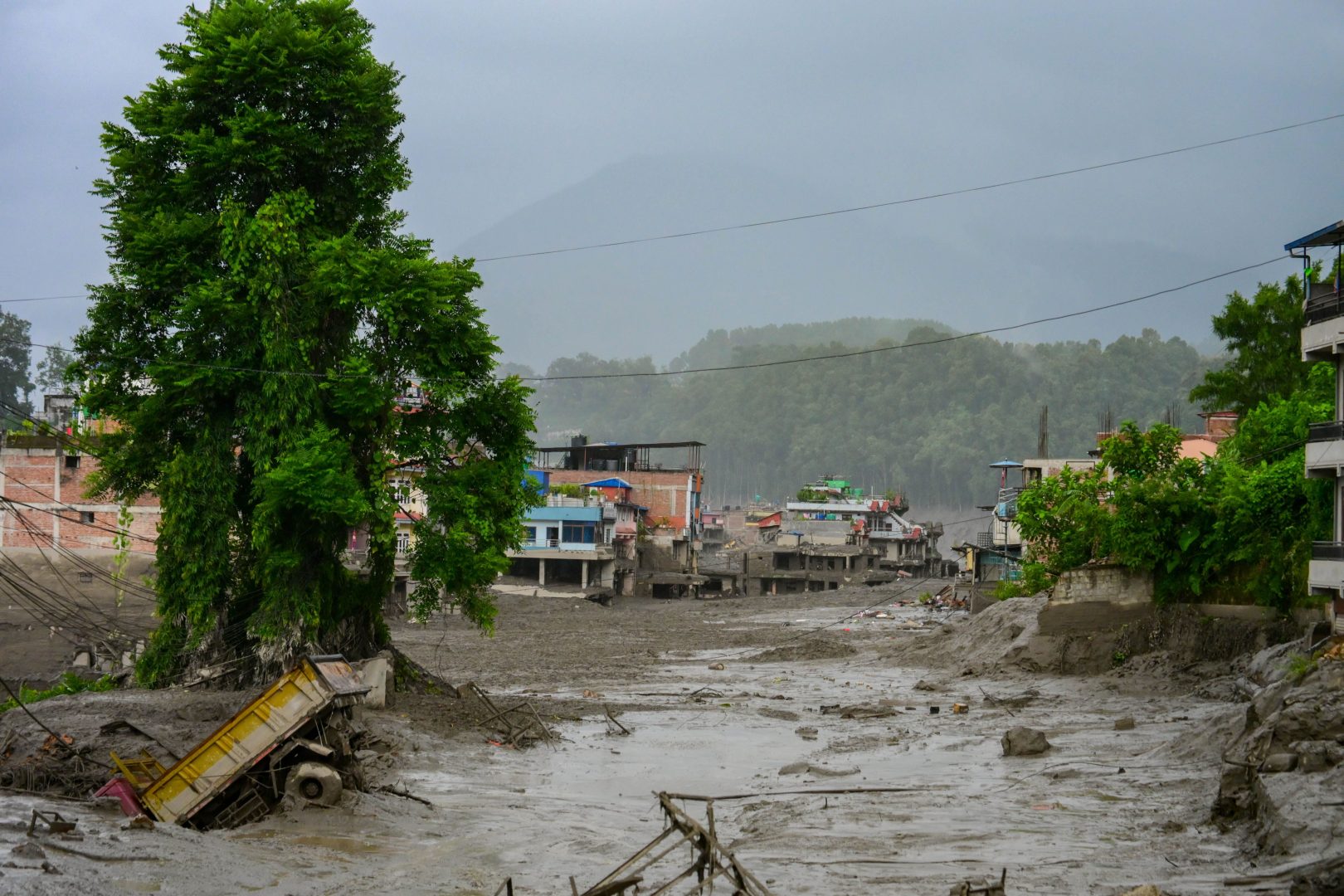 Alluvione in Nepal al confine col Tibet, cresce a 469 il bilancio delle vittime. Farnesina “Tre italiani irreperibili” / Video