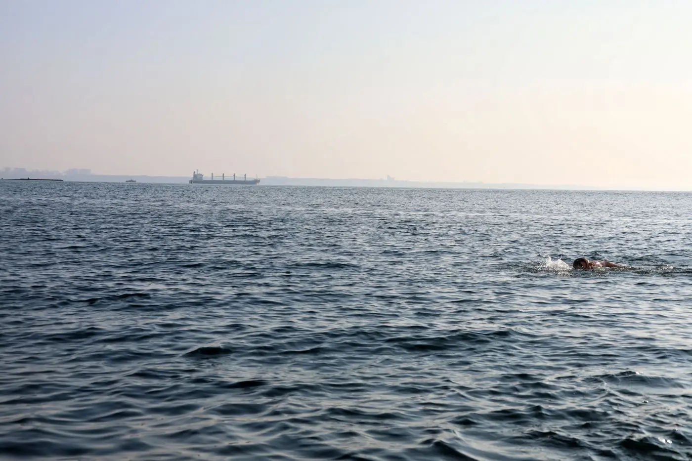 Droni ucraini colpiscono una raffineria in Russia, Mosca attacca due navi mercantili vicino Odessa