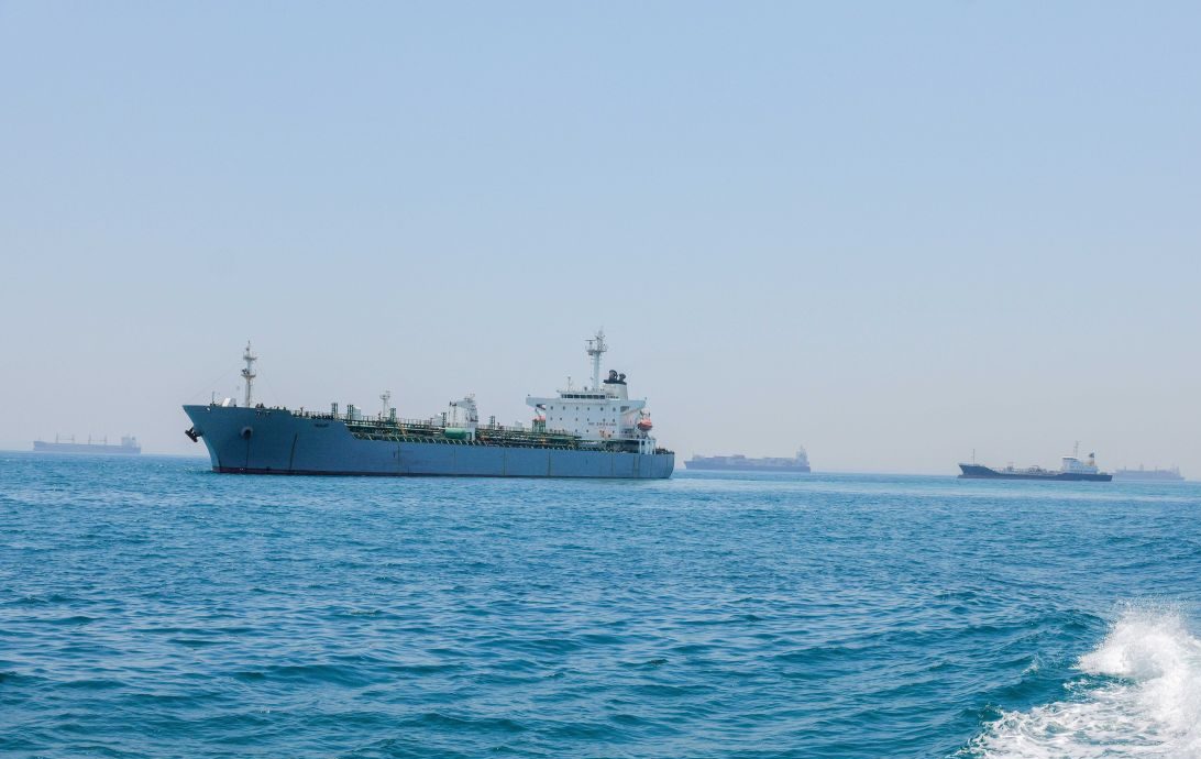 Iran, nuove restrizioni e tariffe di transito alle navi nello Stretto di Hormuz