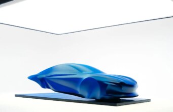 Alpine svela una scultura che evoca il design della futura A110