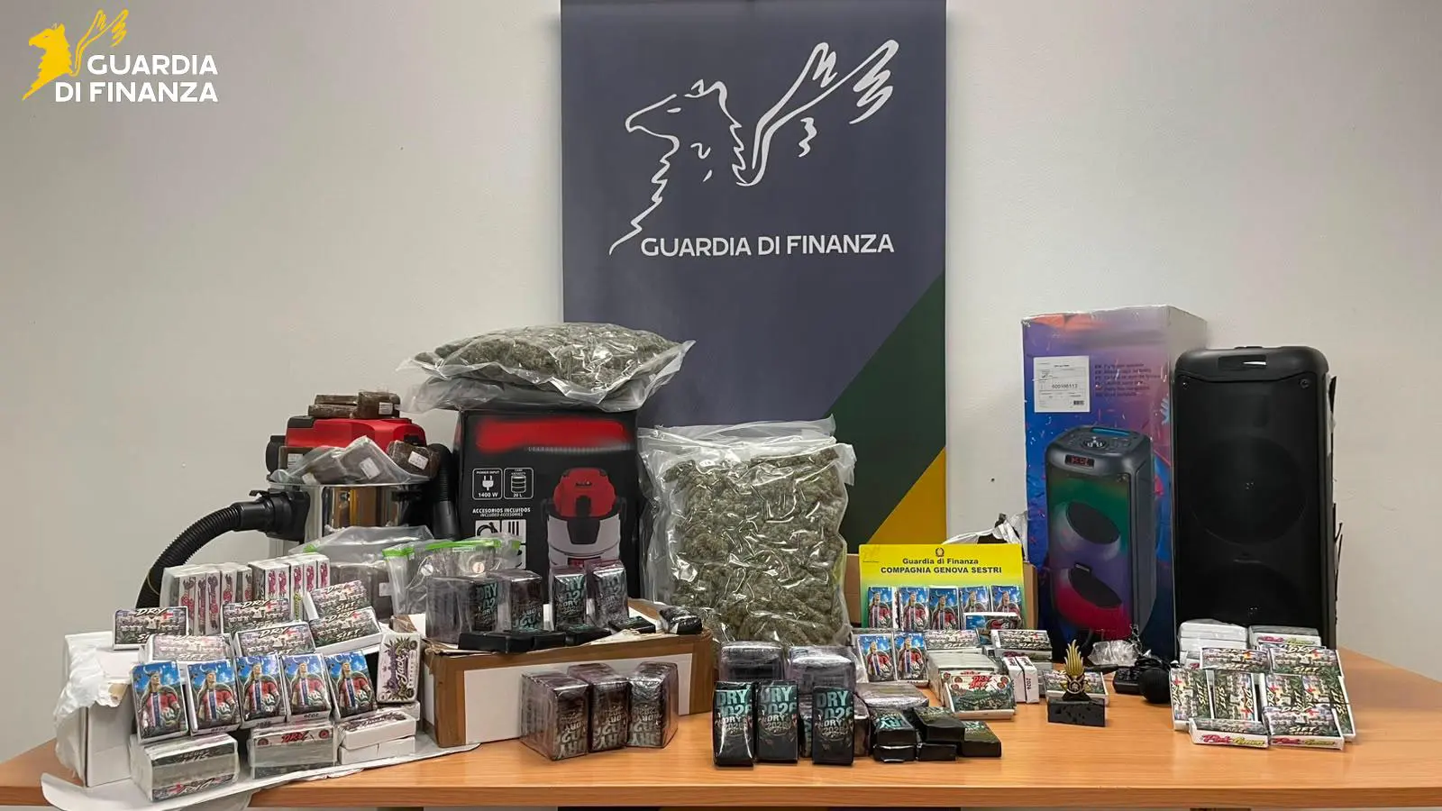 Sequestrati 33 kg di droga a Genova, erano nascosti in aspirapolveri e casse acustiche