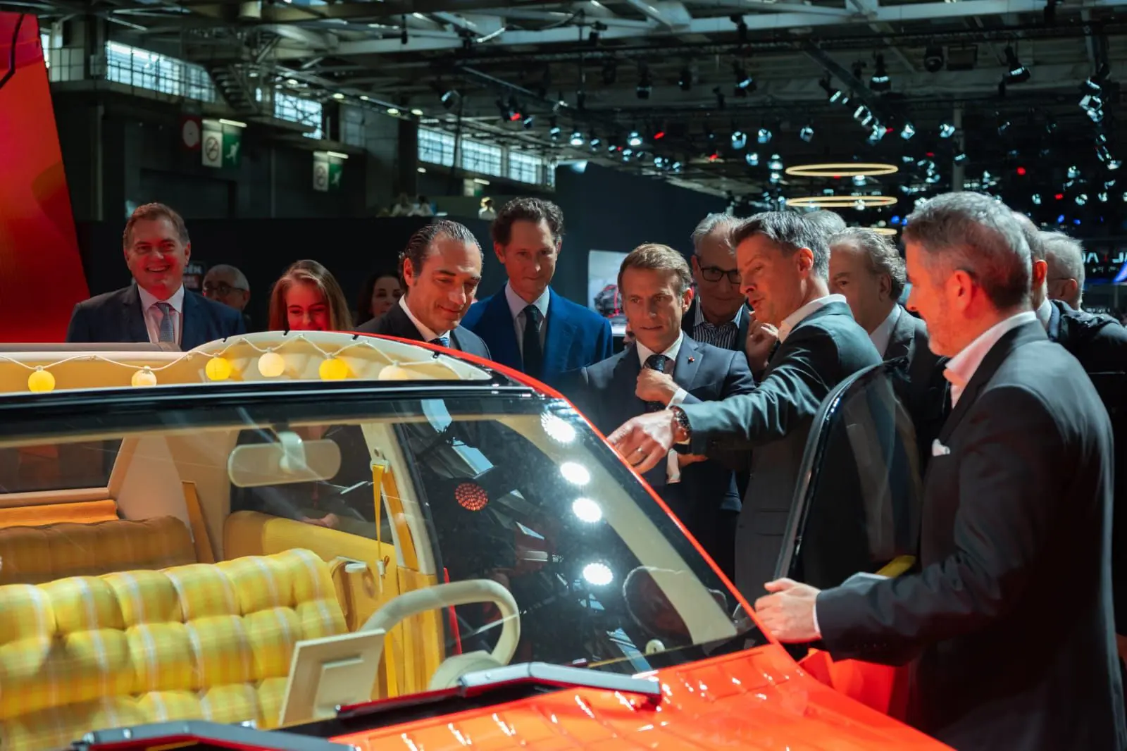 Macron al Salone dell’Auto di Parigi visita gli stand Citroen, Peugeot e DS