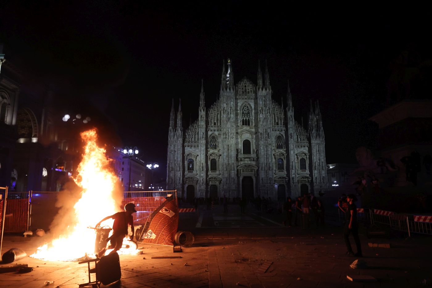 Guerriglia a Milano, feriti e 50 fermi. Meloni: “Manifestare è un diritto, mettere a ferro e fuoco le città no” / Foto e Video